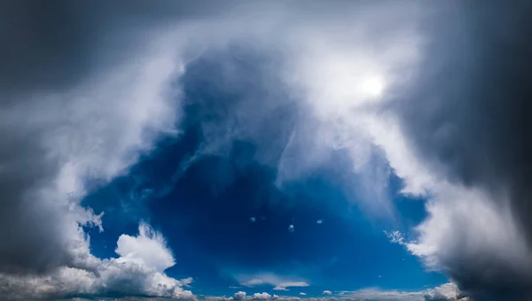 Niebieskie Fantastyczne Niebo Chmurami Słońcem Szeroka Naturalna Panorama Zachmurzenia Tła — Zdjęcie stockowe