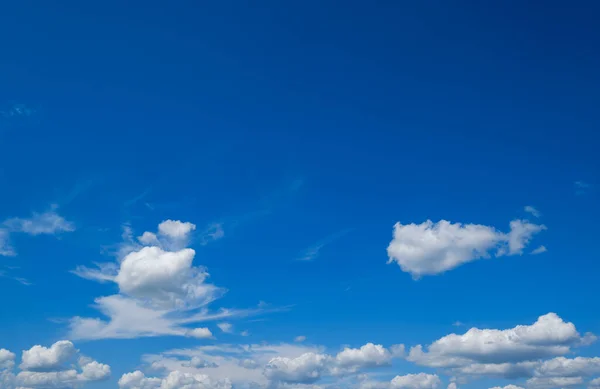 青い空の背景に白い積雲 — ストック写真