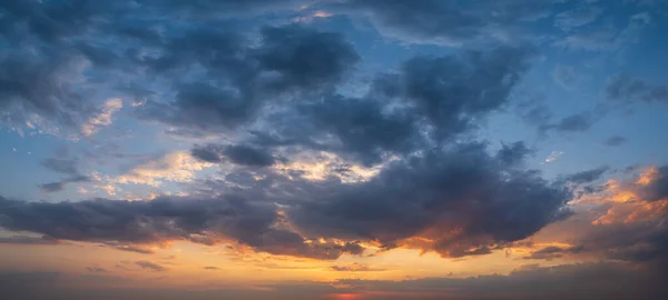Tüylü Renkli Bulutlarla Yaz Günbatımı Gökyüzü Manzarası Akşam Karanlığı Hava — Stok fotoğraf