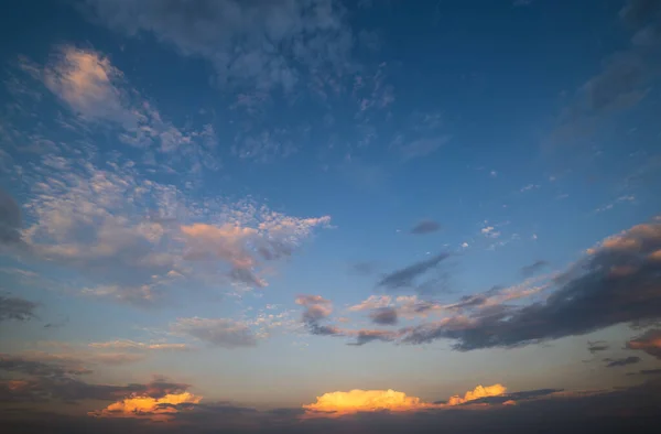 Cielo Del Atardecer Verano Con Nubes Colores Anochecer Buen Tiempo —  Fotos de Stock