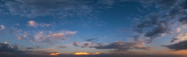 Verão Sol Céu Panorama Com Velo Nuvens Coloridas Noite Crepúsculo — Fotografia de Stock