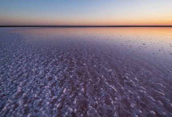 Genichesk Pembesi üzerinde gün batımı son derece tuzlu göl (kristal tuz kalıntılarıyla mikro algler tarafından renklendirilmiş), Ukrayna.