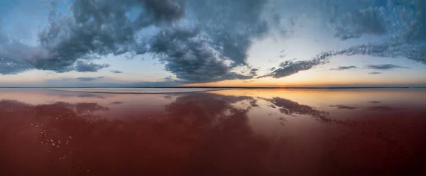 Západ Slunce Genichesk Růžové Extrémně Slané Jezero Zbarvené Mikrořasami Krystalickými — Stock fotografie