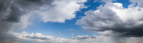 Белые Кучевые Облака Голубом Небе Панорамный Фон Высокого Разрешения — стоковое фото