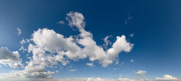 Λευκά Πυκνά Σύννεφα Μπλε Ουρανό Πανοραμικό Φόντο Υψηλής Ανάλυσης — Φωτογραφία Αρχείου