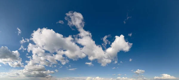 Nuvens Cúmulo Branco Céu Azul Panorâmico Fundo Alta Resolução — Fotografia de Stock