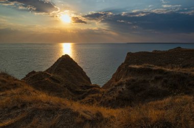 Stanislav kil dağlarının ve Dnipro nehir körfezi üzerindeki kanyonların resimli günbatımı manzarası Karadeniz, Ukrayna, Kherson Büyük Kanyonu.