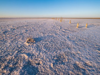 Genichesk Pembesi üzerinde gün batımı son derece tuzlu göl (kristal tuz kalıntılarıyla mikro algler tarafından renklendirilmiş), Ukrayna.