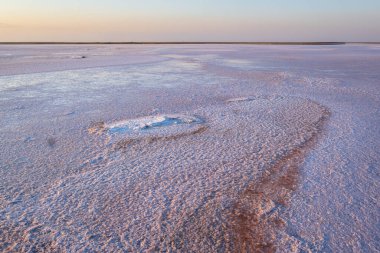 Genichesk Pembesi üzerinde gün batımı son derece tuzlu göl (kristal tuz kalıntılarıyla mikro algler tarafından renklendirilmiş), Ukrayna.