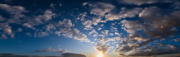 Літня Панорама Заходу Сонця Різнокольоровими Хмарами Флісу Вечірня Сутінкова Гарна — стокове фото