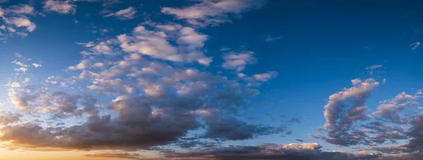 Verão Sol Céu Panorama Com Velo Nuvens Coloridas Noite Crepúsculo — Fotografia de Stock