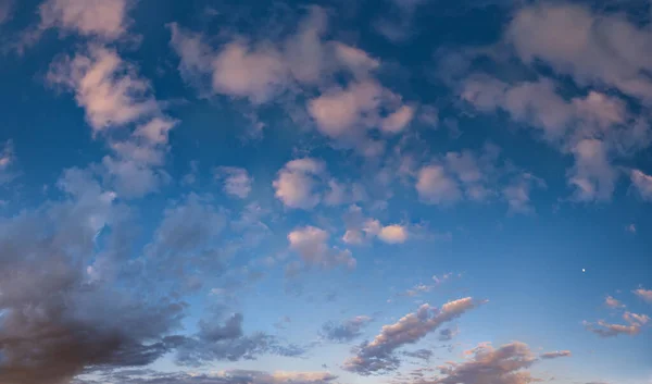 Verão Sol Céu Panorama Com Velo Nuvens Coloridas Noite Crepúsculo — Fotografia de Stock