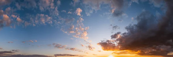 夏日落日的天空高分辨率全景与毛色的云彩 黄昏好天气自然背景 — 图库照片