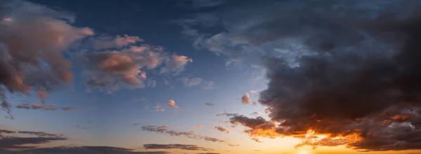 Sommar Solnedgång Himmel Panorama Med Fleece Färgglada Moln Kvällsskymning Bra — Stockfoto