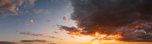 Verão Céu Pôr Sol Panorama Alta Resolução Com Velo Nuvens — Fotografia de Stock
