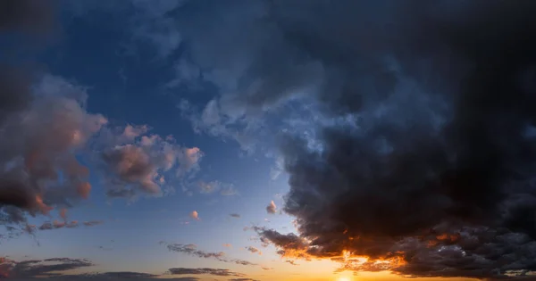 夏日落日的天空高分辨率全景与毛色的云彩 黄昏好天气自然背景 — 图库照片