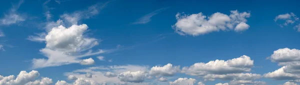 Λευκά Πυκνά Σύννεφα Μπλε Ουρανό Πανοραμικό Φόντο Υψηλής Ανάλυσης — Φωτογραφία Αρχείου
