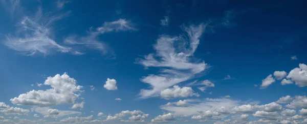 Białe Chmury Cumulus Błękitnym Niebie Panoramiczne Tło Wysokiej Rozdzielczości — Zdjęcie stockowe