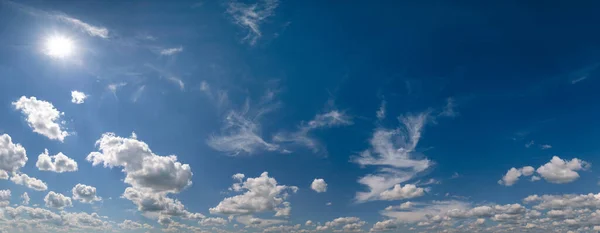 Bianco Cumulus Nuvole Sole Cielo Azzurro Sunshiny Panoramica Sfondo Alta — Foto Stock