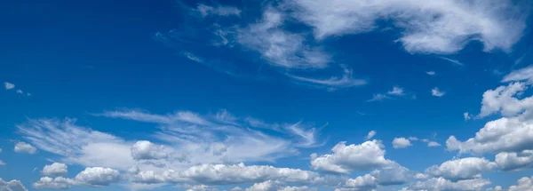 Nubes Cúmulos Blancos Cielo Azul Fondo Panorámico Alta Resolución —  Fotos de Stock