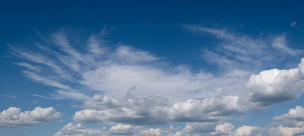 Białe Chmury Cumulus Błękitnym Niebie Panoramiczne Tło Wysokiej Rozdzielczości — Zdjęcie stockowe