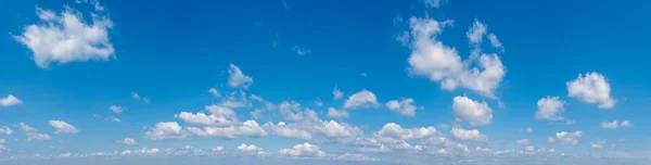 Bílé Kumulativní Mraky Modré Obloze Panoramatické Vysoké Rozlišení Pozadí — Stock fotografie