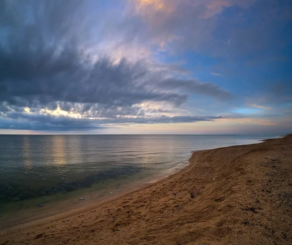 Manhã Nublada Calma Após Dias Tempestuosos Mar Nascer Sol Com — Fotografia de Stock