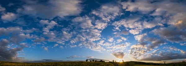 들판과 구름처럼 하늘이 펼쳐져 근처에 관광객도 고해상도 — 스톡 사진