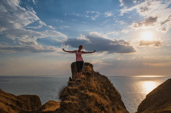 Ταξιδεύοντας Γυναίκα Θαυμάζουν Γραφικό Τοπίο Ηλιοβασίλεμα Του Stanislav Πήλινα Βουνά — Φωτογραφία Αρχείου