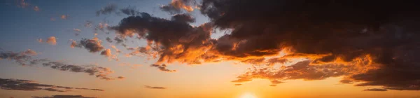 Verão Sol Céu Panorama Com Velo Nuvens Coloridas Noite Crepúsculo — Fotografia de Stock