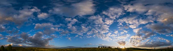Obloha Nad Jarními Večerními Poli Řepky Venkovskými Kopci Zataženým Sluncem — Stock fotografie
