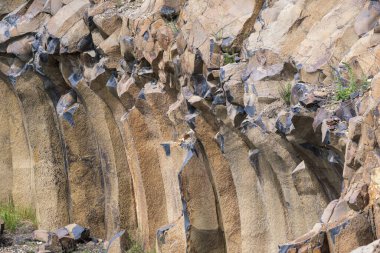 Ukrayna 'nın Rivne bölgesinin Kostopil ilçesi Basaltove Gölü yakınlarındaki Yaz Bazalt Sütunları Jeolojik Rezervi ve bazalt garantörleri