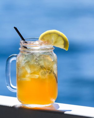 bir kavanozun içinde bir tatil kavramı için su arka plan ile servis long Island buzlu çay kokteyl closeup