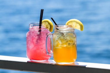 tropik kokteyller kavanozlarda serin su arka plan olarak bir seyahat kavramı ile servis