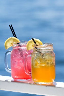 tropik kokteyller kavanozlarda serin su arka plan olarak bir seyahat kavramı ile servis