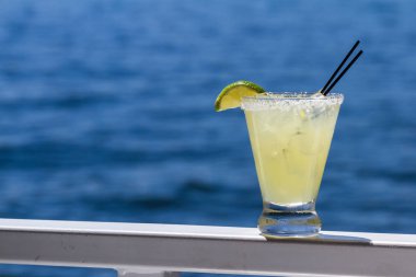 Margarita yenileme dışında bir su arka plan ile bir seyahat kavram olarak hizmet