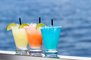 Margarita yenileme dışında bir su arka plan ile bir seyahat kavram olarak hizmet