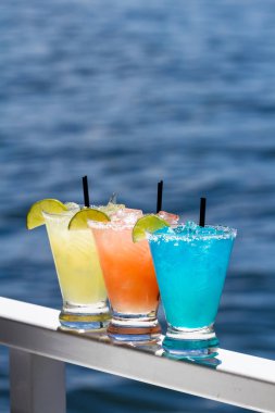 Margarita yenileme dışında bir su arka plan ile bir seyahat kavram olarak hizmet