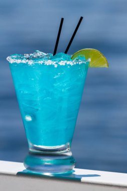 mavi margarita yenileme dışında bir su arka plan ile bir seyahat kavram olarak hizmet