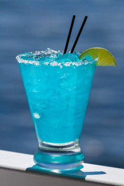 mavi margarita yenileme dışında bir su arka plan ile bir seyahat kavram olarak hizmet