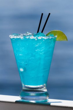 mavi margarita yenileme dışında bir su arka plan ile bir seyahat kavram olarak hizmet