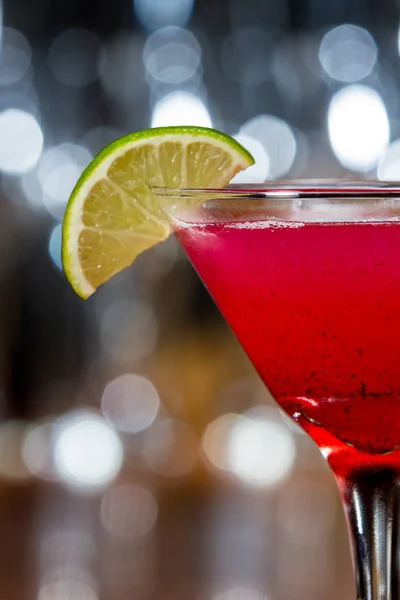 Roter Gekühlter Martini Mit Kleinen Boden Des Glases Schwimmenden Kräuterbeeren — Stockfoto