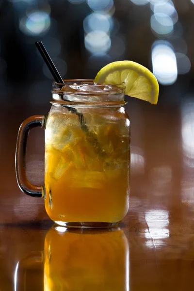 Närbild Long Island Iced Tea Cocktail Serverad Burk Med Upptagen — Stockfoto