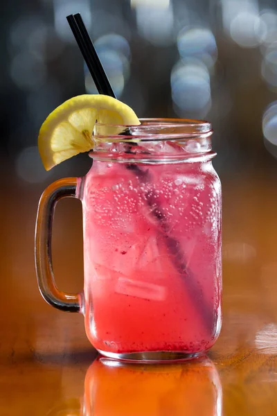 粉红色柠檬水鸡尾酒服务在一个瓶子的焦点酒吧背景 — 图库照片