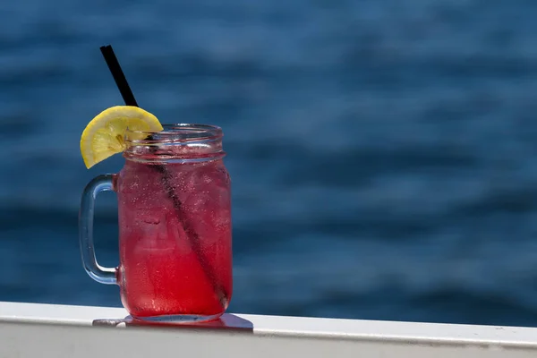 Cocktail Tropicale Servito Barattolo Con Uno Sfondo Acqua Fredda Come — Foto Stock