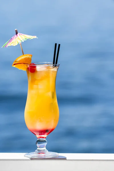 Tropischer Cocktail Freien Mit Natürlichem Blauem Wasserhintergrund Als Reisekonzept — Stockfoto