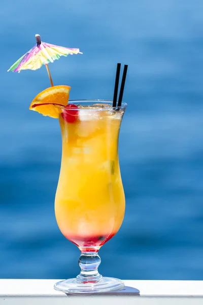 Tropischer Cocktail Freien Mit Natürlichem Blauem Wasserhintergrund Als Reisekonzept — Stockfoto