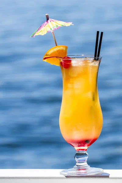 Cocktail Tropical Servi Extérieur Avec Fond Eau Bleue Naturelle Comme — Photo