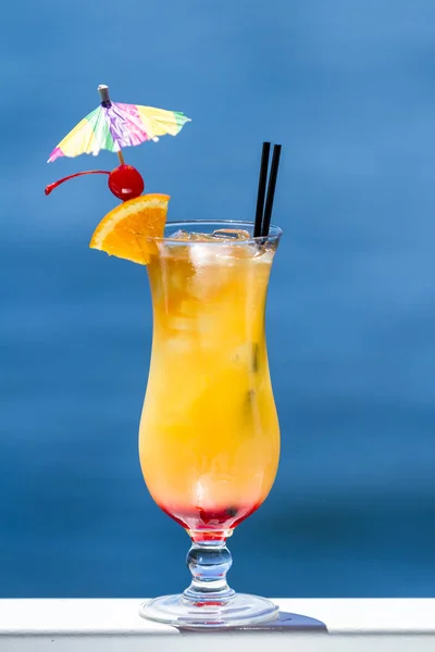 Tropický Koktejl Hlávkový Pozadím Přírodní Modré Vody Jako Koncept Dovolené — Stock fotografie