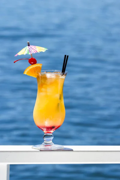 Cocktail Tropicale Servito All Aperto Con Uno Sfondo Naturale Blu — Foto Stock